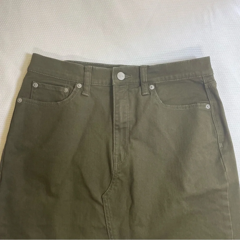 Banana Republic Olive Pencil Skirt - Picture 3 of 9